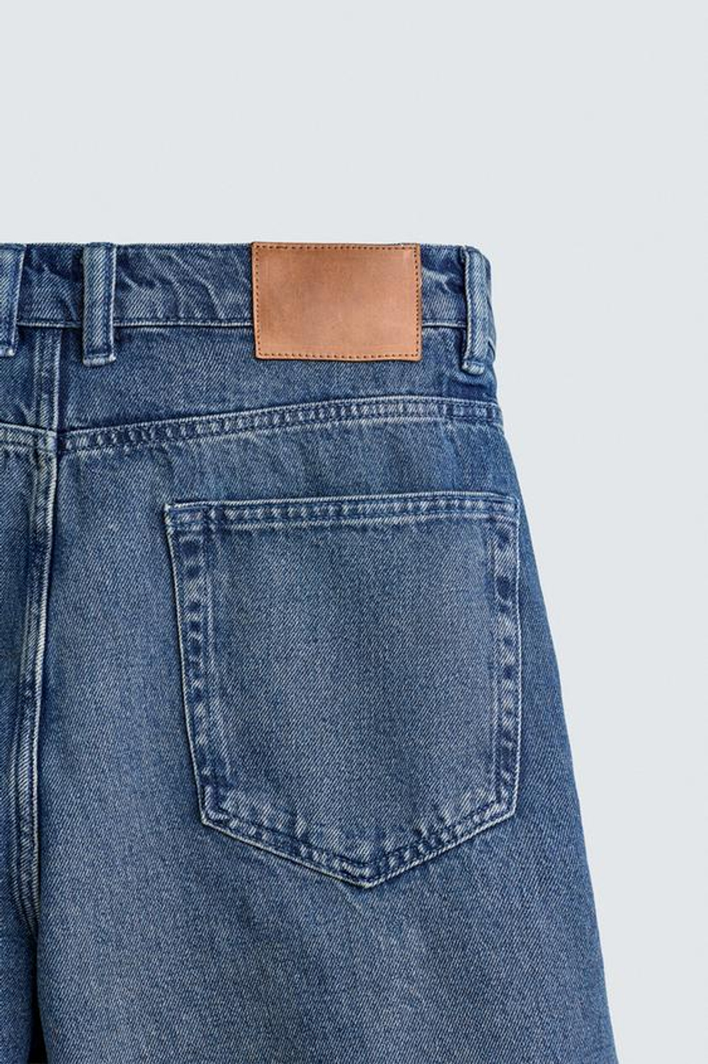 ZARA ДЖИНСЫ STRAIGHT FIT С ВОЩЕНЫМ ЭФФЕКТОМ, ВЫЦВЕТШИЙ СИНИЙ