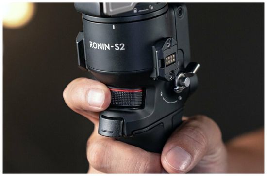 Электрический стабилизатор для зеркального фотоаппарата DJI RS 2 Pro Combo черный