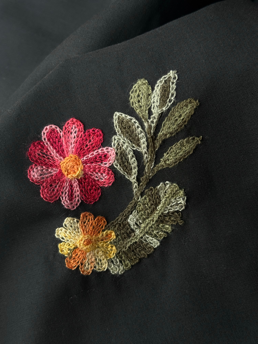 Вышивка с цветами Пава (черный фон)