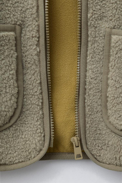 ZARA ЖИЛЕТ ИЗ ИСКУССТВЕННОЙ ОВЧИНЫ SNOOPY PEANUTS™, СВЕТЛО-БЕЖЕВЫЙ