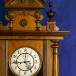 Настенные часы в стиле Грюндерцайт