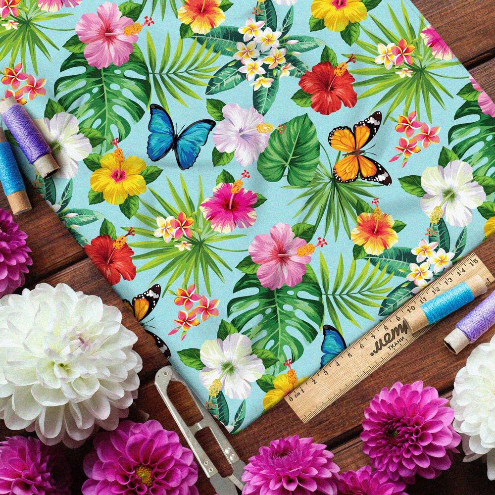 Ткань поплин реалистичные петуньи и бабочки на голубом фоне