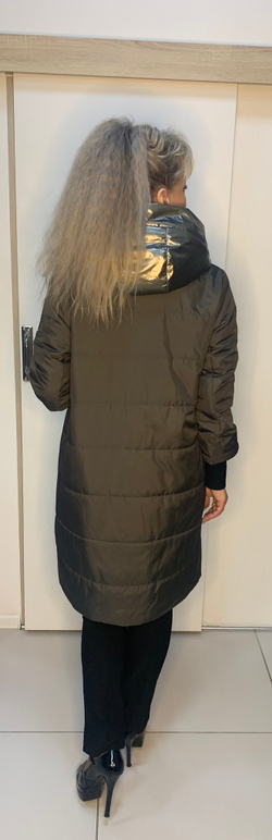 Модная удлиненная куртка с блестящим капюшоном