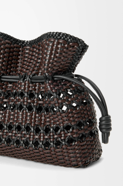 Loewe Сумка-клатч Flamenco среднего размера из плетеной телячьей кожи наппа, черный/коричневый