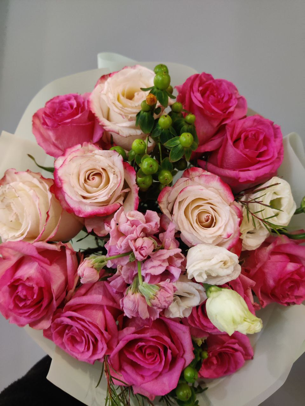 Яркий букет из роз с маттиолой