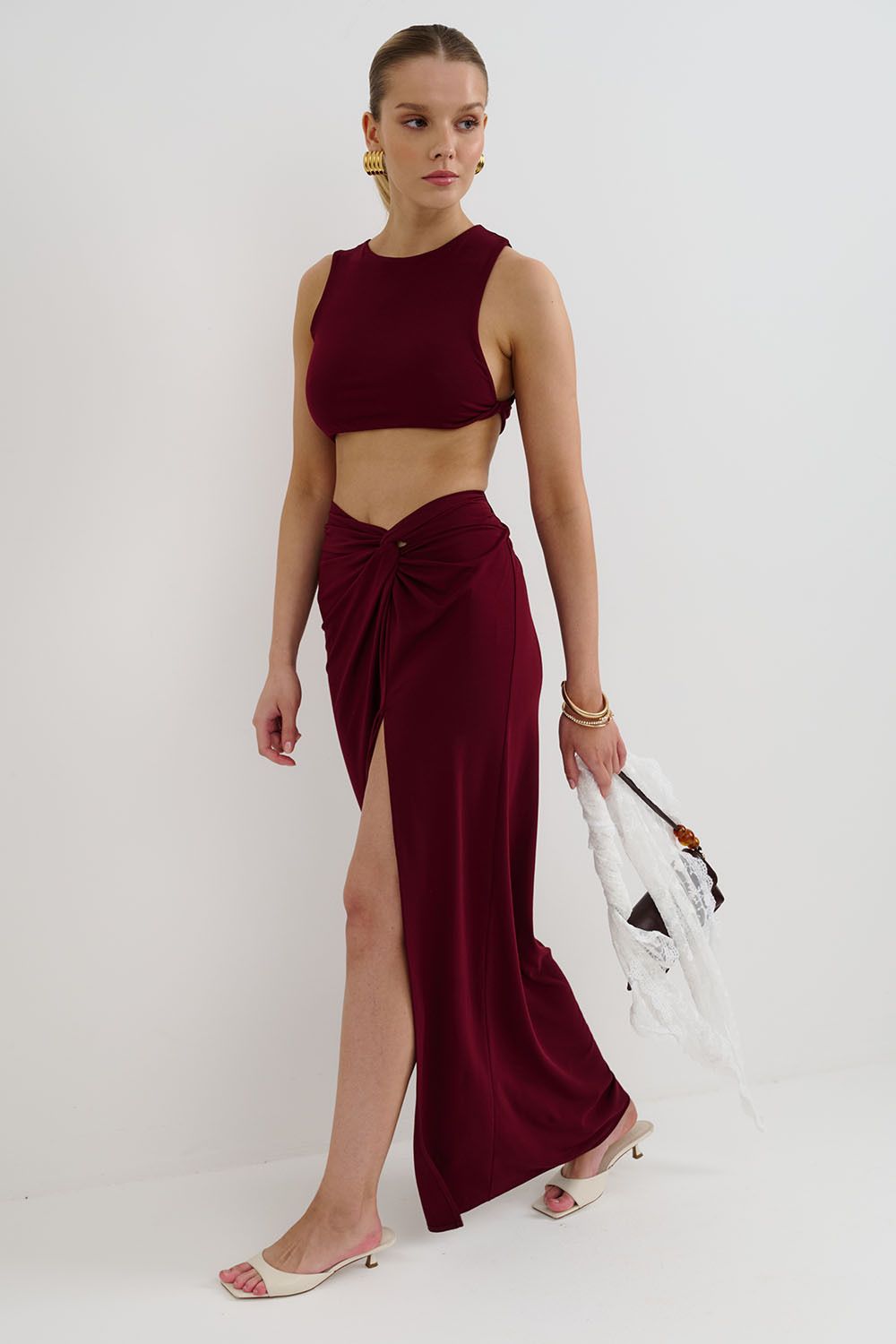 Топ укороченный с перекрутом из вискозы цвета бордо