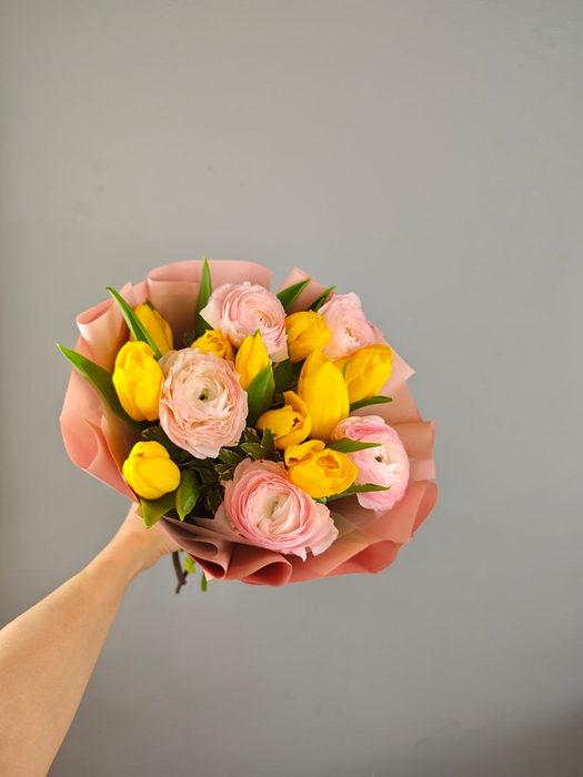 Романтичный букет с ранункулюсами и тюльпанами