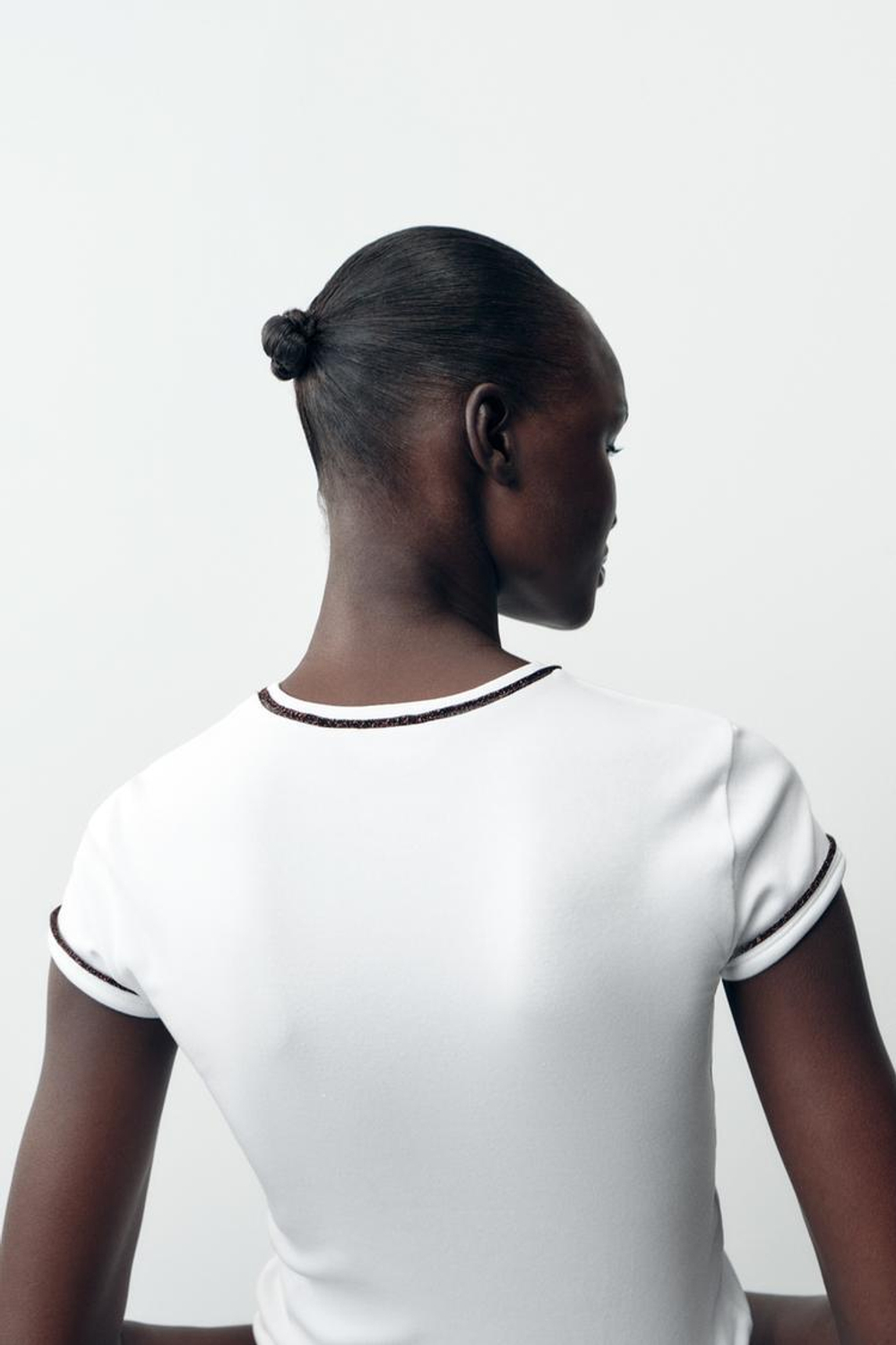 ZARA ФУТБОЛКА С ОТДЕЛКОЙ КАНТОМ И МЕТАЛЛИЗИРОВАННОЙ НИТЬЮ, БЕЛЫЙ