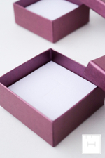 Аметистовый картонный футляр в форме ёлочки для ювелирного изделия