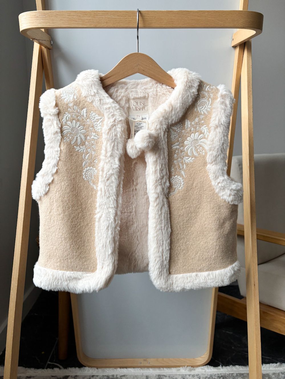 Шерстяной жилет Louise Misha, 122