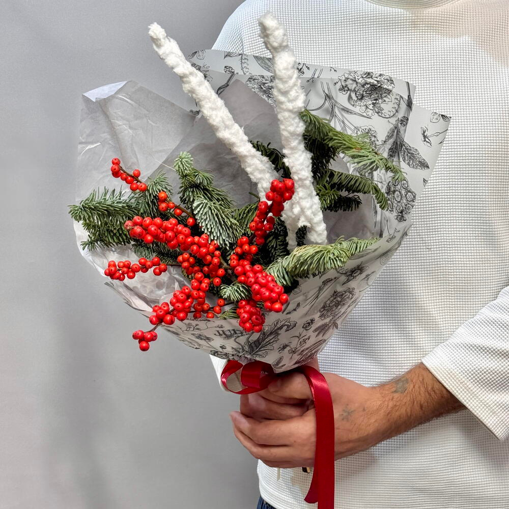 «Северная ягода» букет из нобилиса (ели) и Илекса