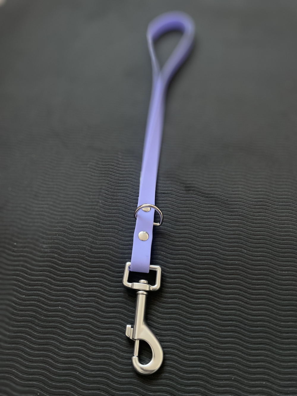 Водилка из биотана , 20 мм , 35 см. Карабин авиационный , черный.