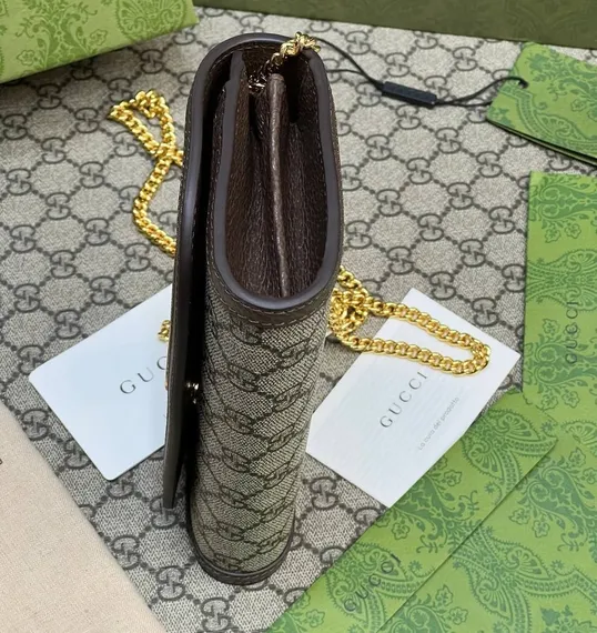 Кошелек на цепочке Gucci Blondie Continental бежевый