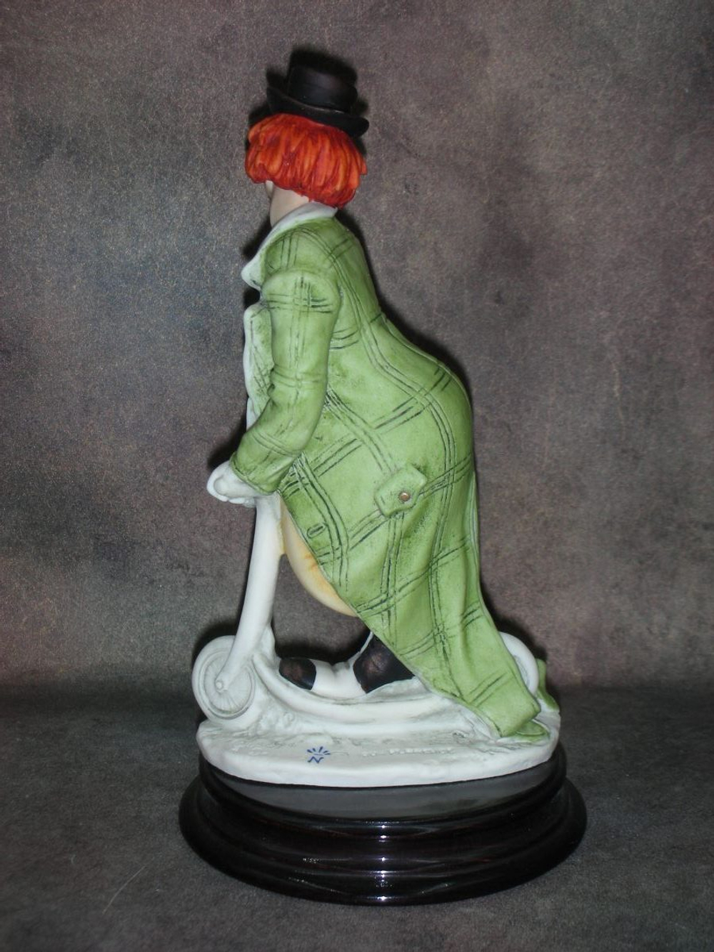Статуэтка. Фарфор. Клоун на самокате. Capodimonte. Италия