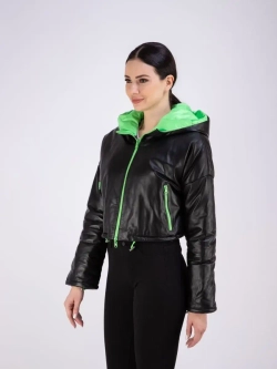 Куртка кожаная короткая утепленная с капюшоном демисезон