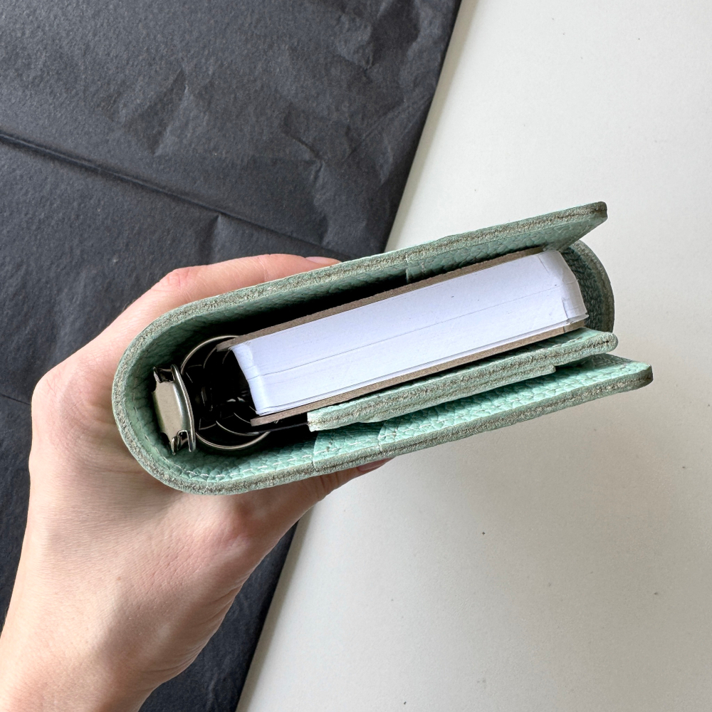Комплект: обложка на кольцах Pocket на хлястике, вставка на молнии, блок листов, форзацы, флотер мята