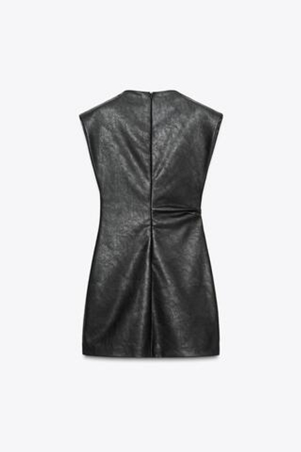 ZARA КОРОТКОЕ ПЛАТЬЕ ИЗ ИСКУССТВЕННОЙ КОЖИ С ПОДПЛЕЧНИКАМИ, ЧЕРНЫЙ