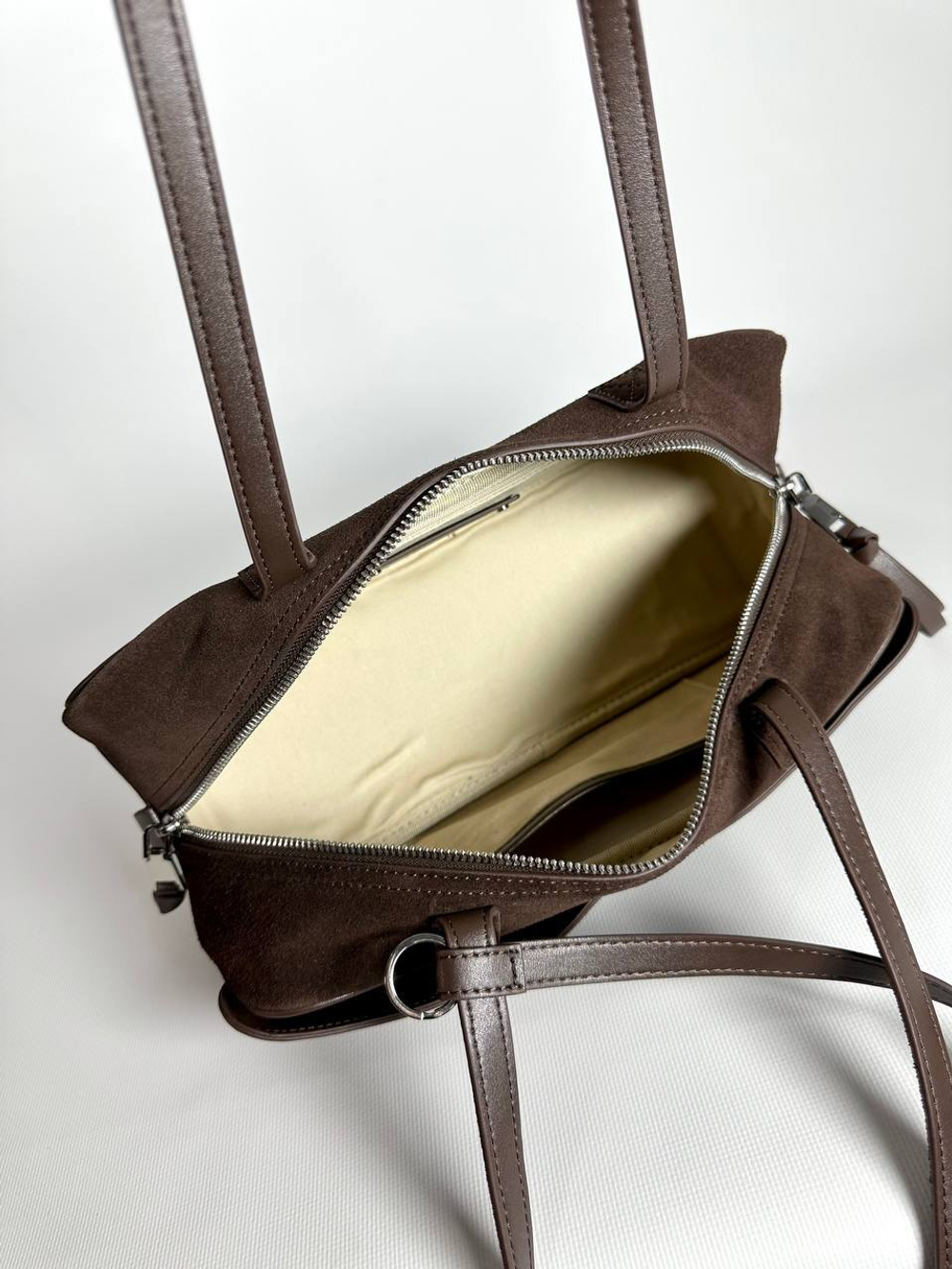 Женская замшевая сумка-багет коричневого цвета