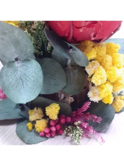 композиция из пионов, эвкалипта, лимониума