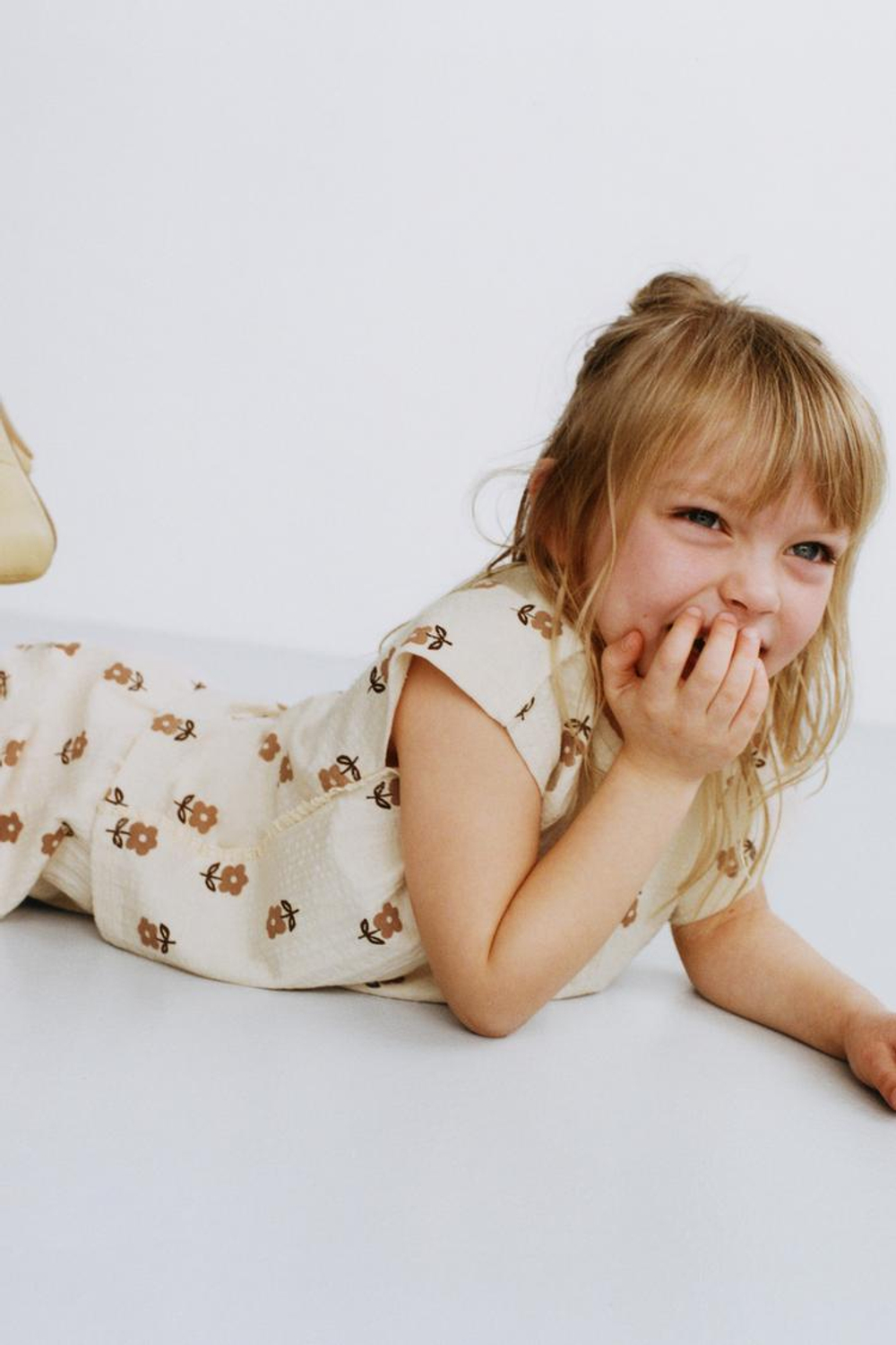 ZARA ФУТБОЛКА С ПРИНТОМ И КРУЖЕВОМ, ЭКРЮ