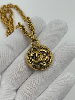 Кулон с лого Chanel