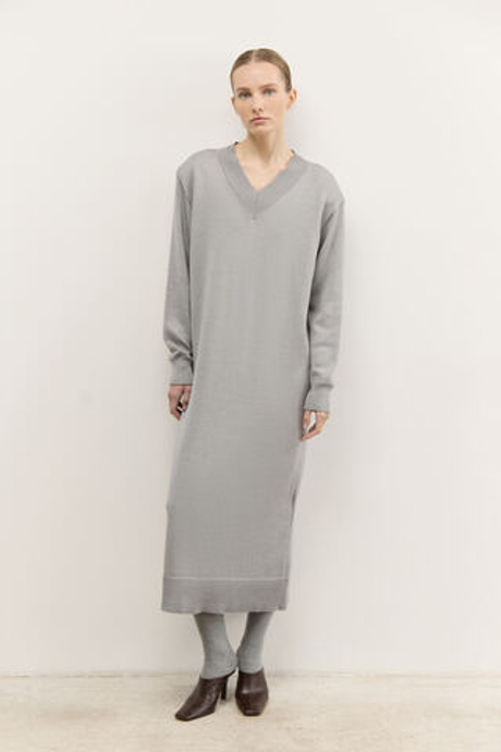 Платье трикотажное с V-образным вырезом