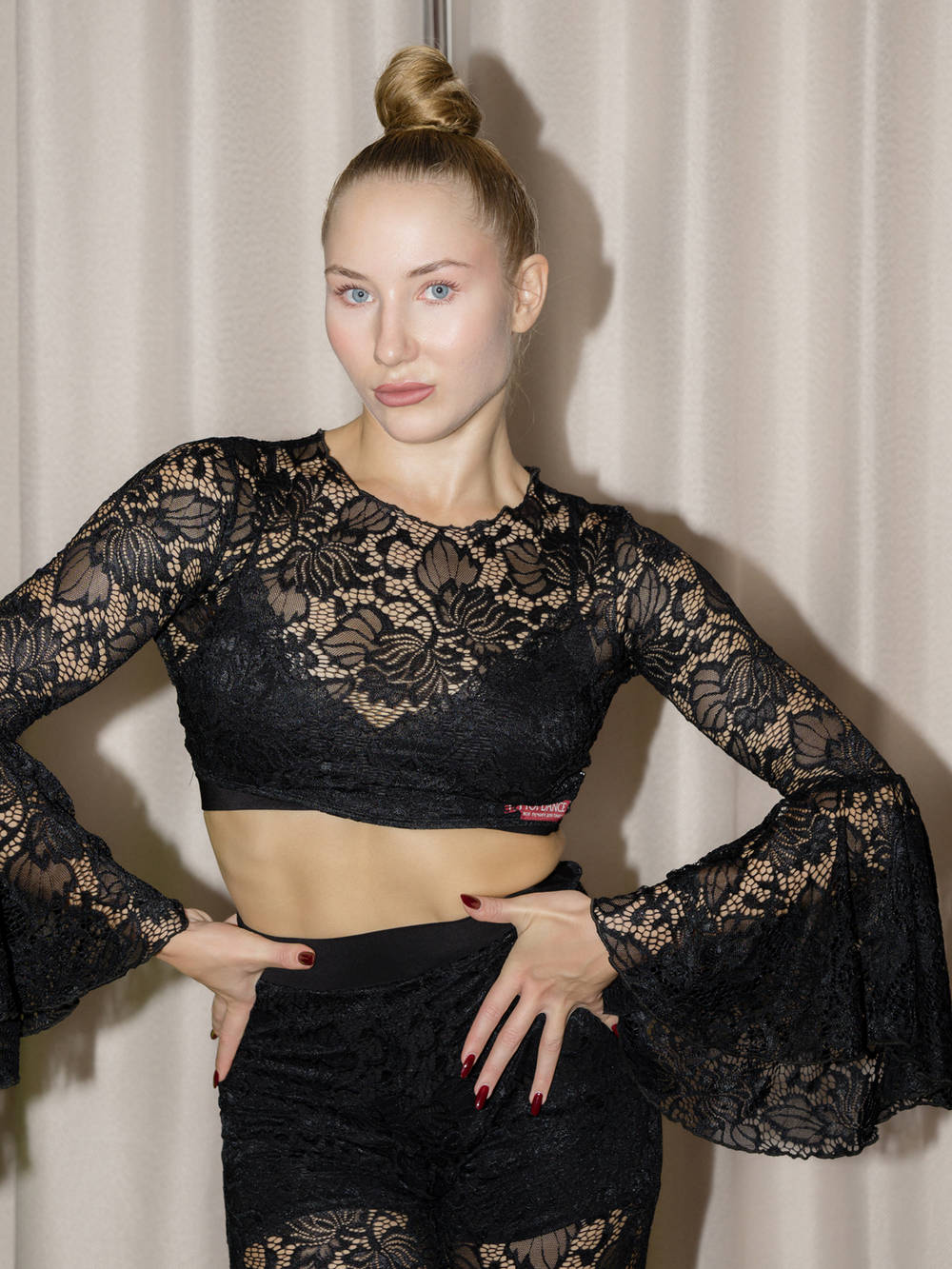 Топ из гипюра с рукавом клеш