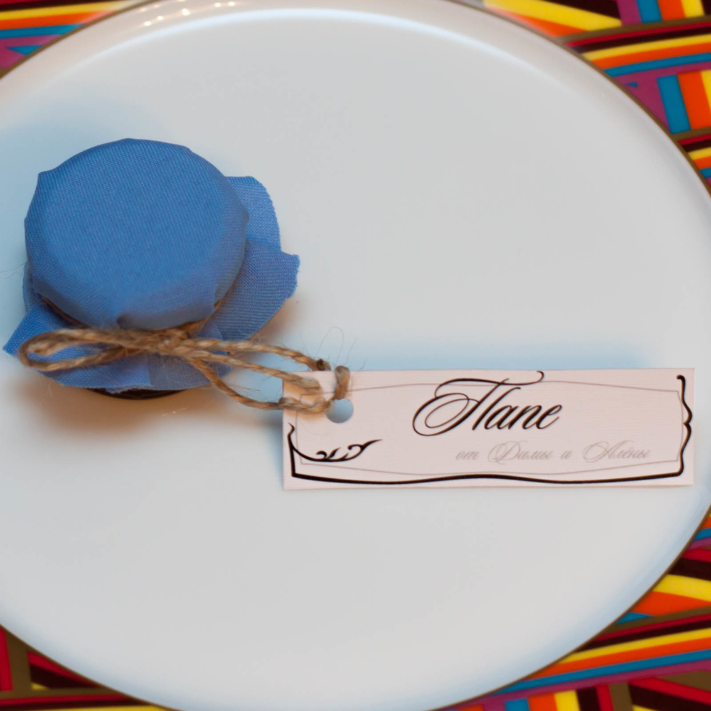 Именная бонбоньерка с медом на свадьбу с рассадочной карточкой, 35 грамм