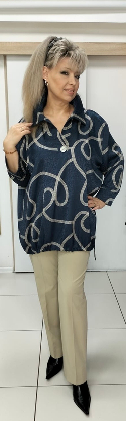 Блузон-туника в синем цвете с бежевым принтом и кулиской
