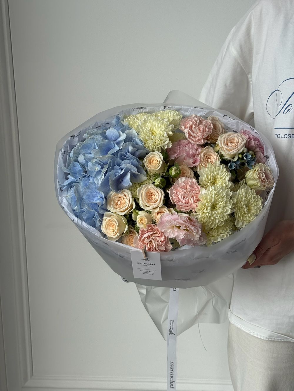 Букет из гортензии, диантусов, хризантемы, лизиантуса и оксипеталума