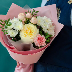 Нежный букет с пион. розой и кустовой хризантемой