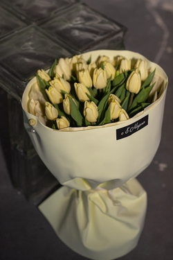 Кремовые тюльпаны в авторском оформлении от Флора Маркет