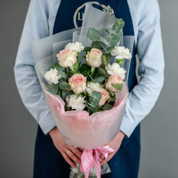 Букет с розовыми розами и белыми диантусами