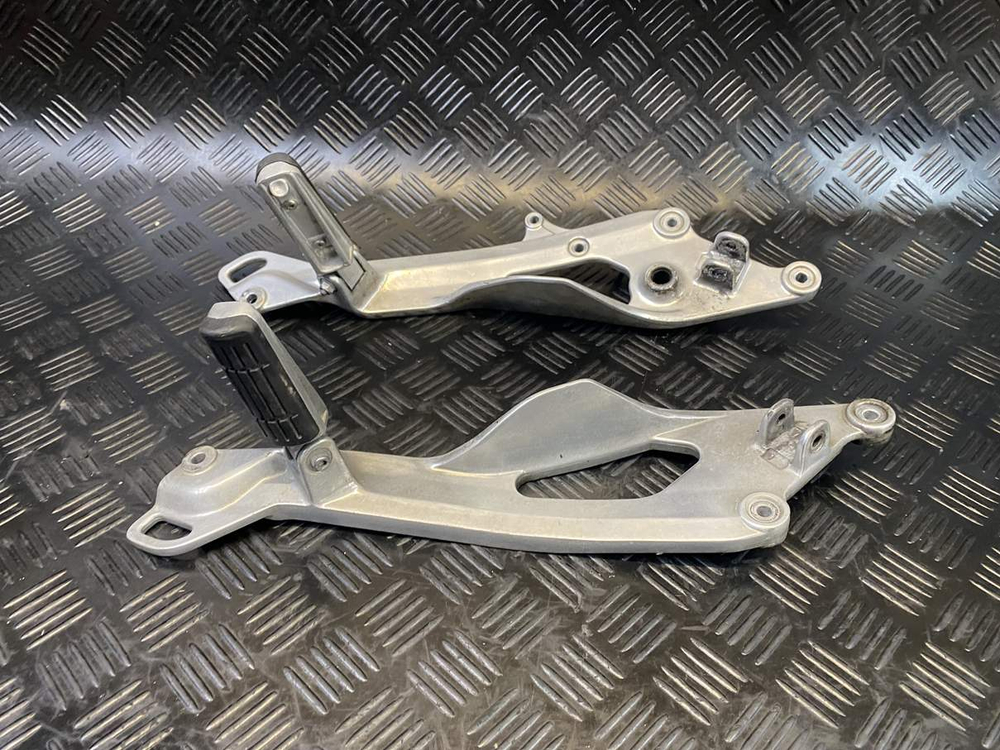 Подножки пассажирские Yamaha TDM900 RN08 2002 (с кронштейнами)