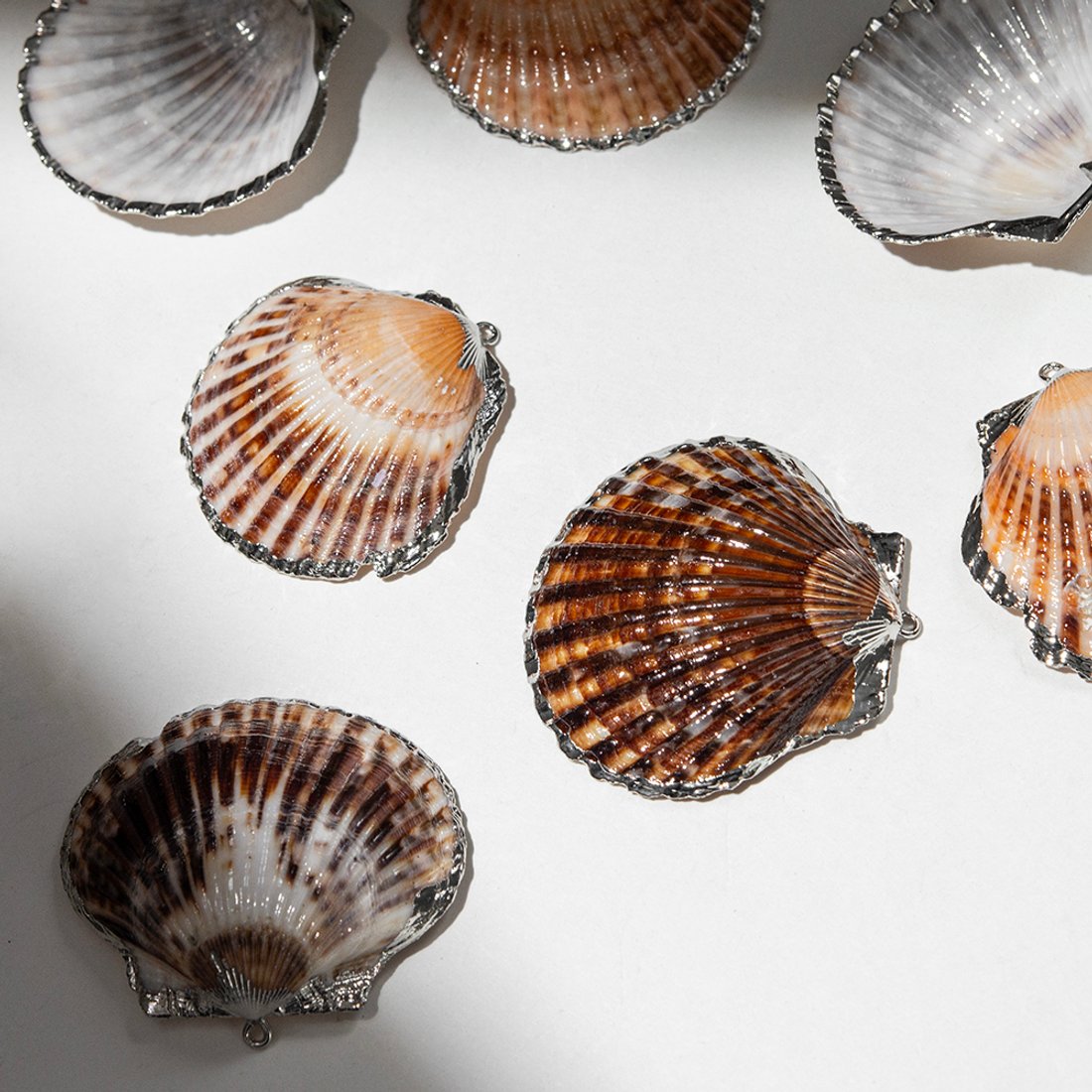 Подвеска из натуральной ракушки, украшенная родием, 40-53*41-49,5мм