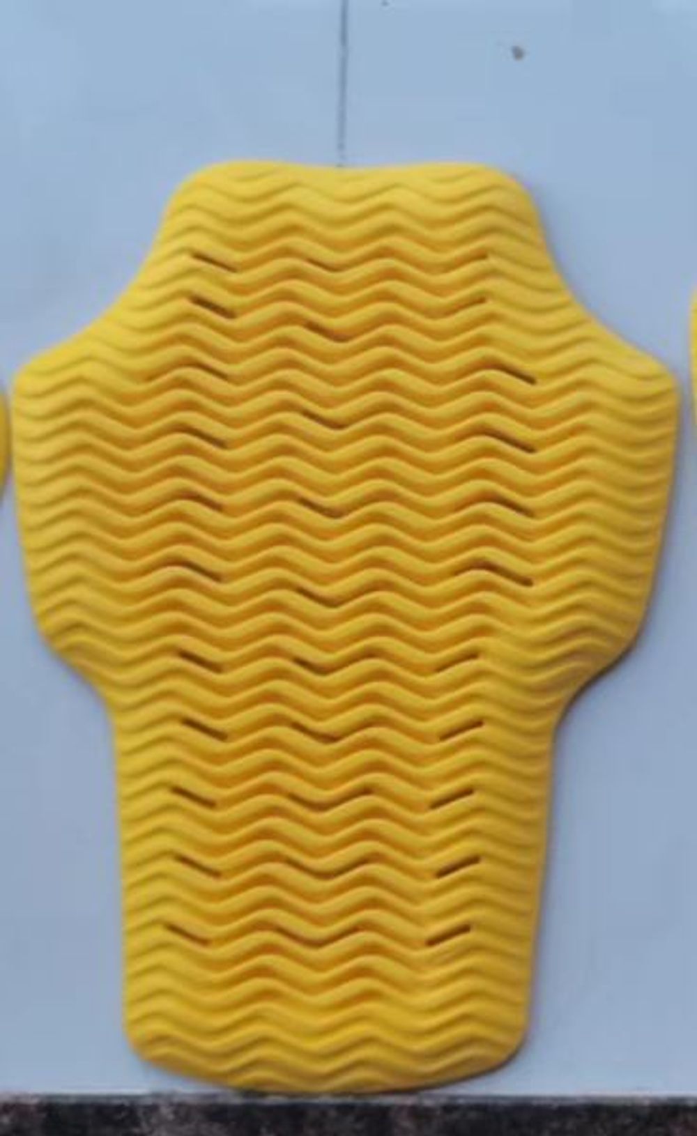 Защитная вставка спина LEVEL 2 MEMORY PU / Желтый