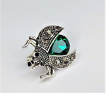 Брошь. Украшение  брошка "Жук" с зеленым камнем. Символом перерождения, начала новой жизни.