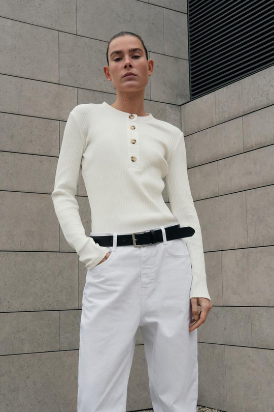 ZARA ФУТБОЛКА ИЗ РИФЛЕНОГО ТРИКОТАЖА С ПУГОВИЦАМИ, ЭКРЮ