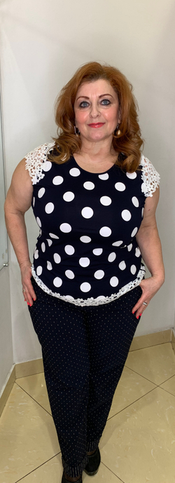 Темно-синяя футболка в белый горошек с ажурной отделкой