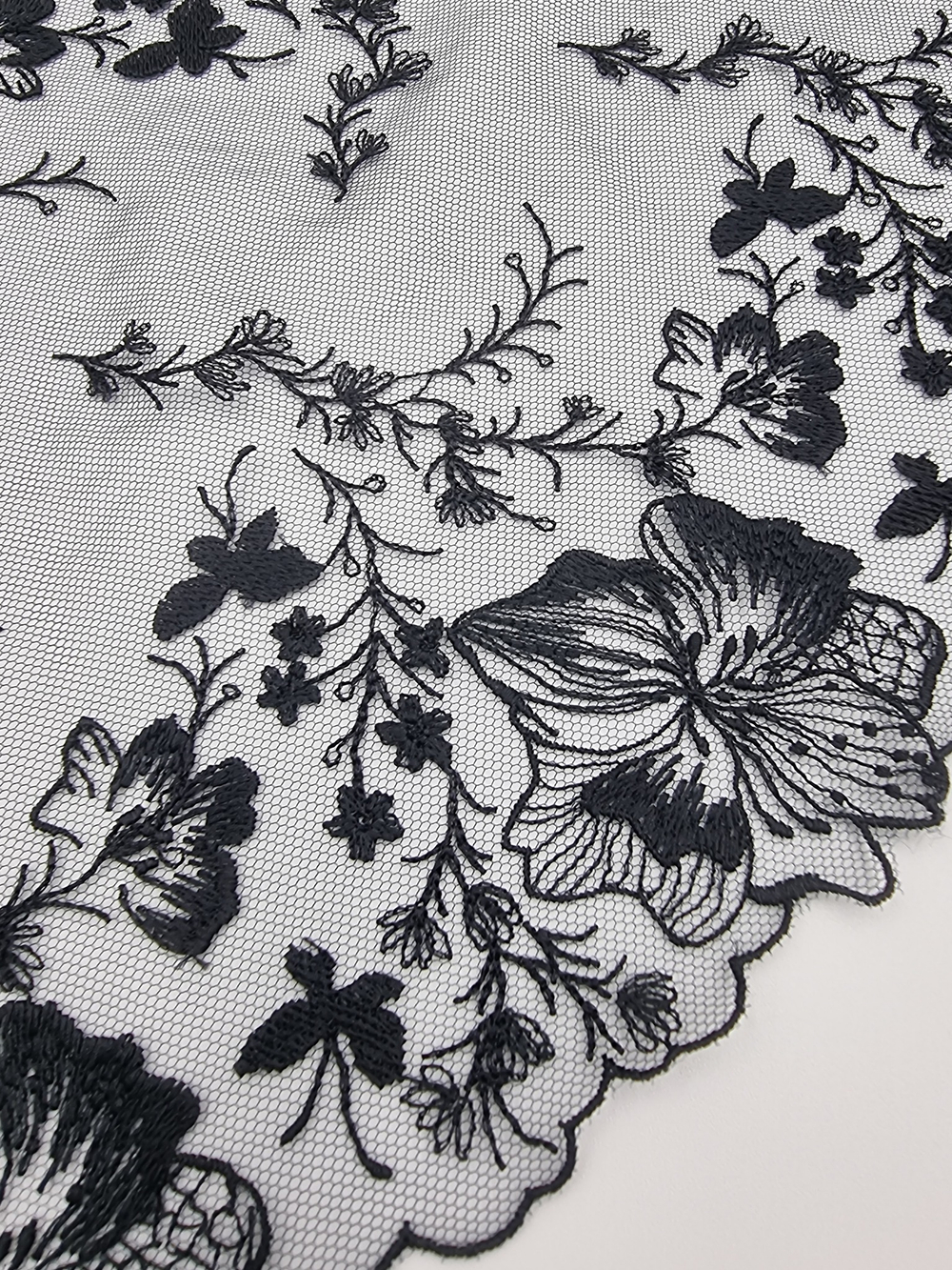 Вышивка на сетке чёрная К722