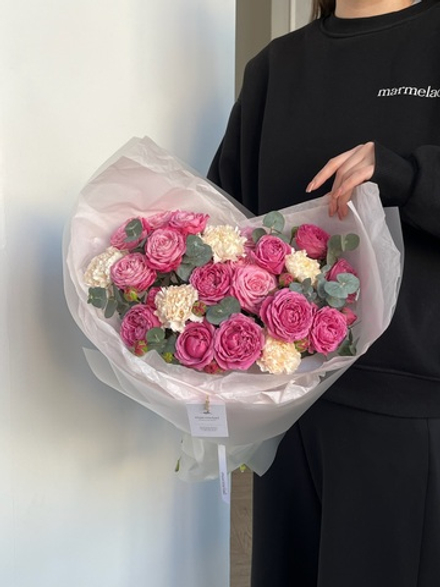 Букет из ярких кустовых пионовидных роз, диантусов и эвкалипта