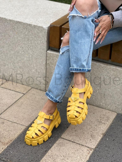 женские желтые сандалии на толстой подошве
