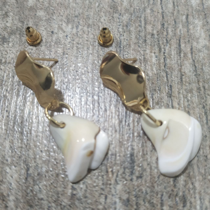 Серьги-гвоздики Ракушка срез овал изогнутый металл золотистый