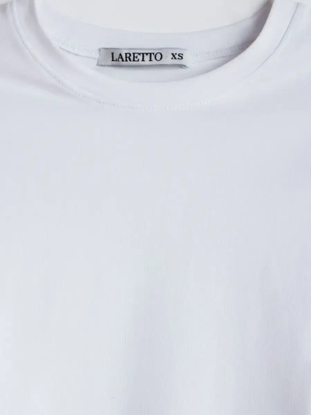 Белый лонгслив укороченный облегающий с длинным рукавом