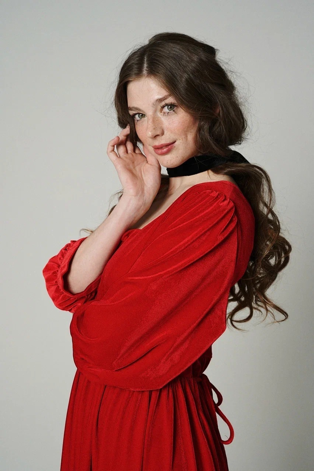 Платье с квадратным вырезом и рукавами-фонариками из бархата "Заветное желание"