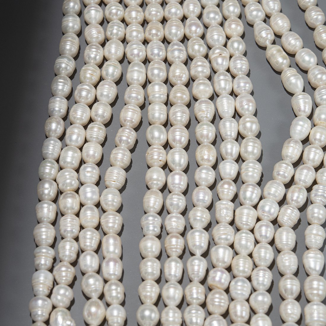 Жемчуг культивированный крупный овальный с бороздками, белый, 9-10*10-12мм