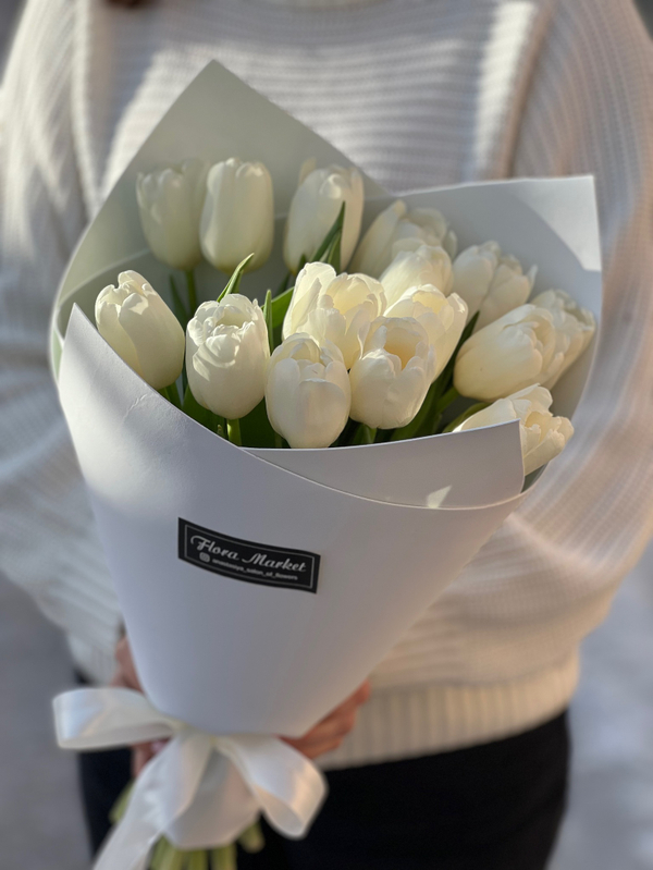 Белые тюльпаны в нежном оформлении от Флора Маркет