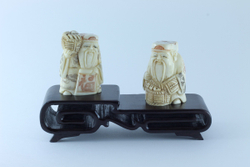 Сет нэцкэ 2 бога на подставке