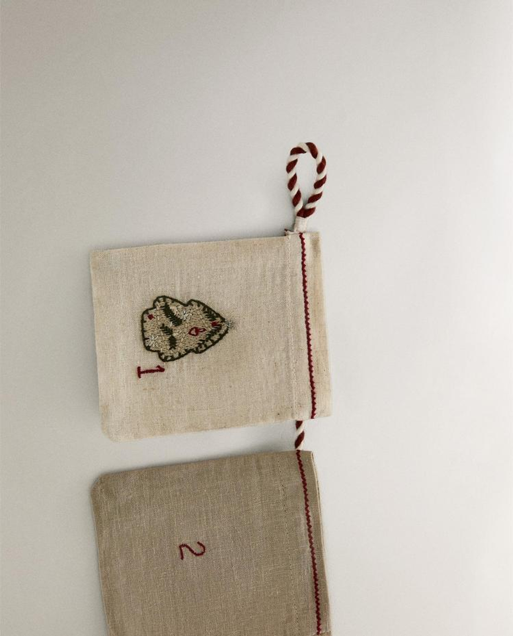 ZARA HOME РОЖДЕСТВЕНСКИЙ КАЛЕНДАРЬ С ВЫШИВКОЙ, РАЗНОЦВЕТНЫЙ