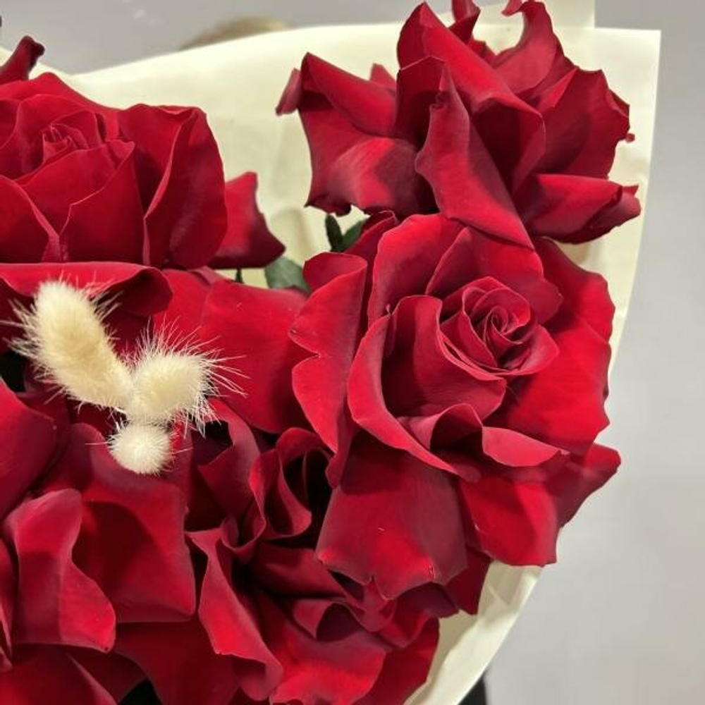 Букет из красных крупных роз Софи с лагурусом в стильной упаковке.